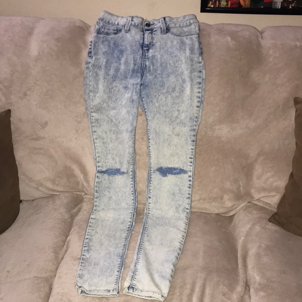 Cello jeans designed in Los Angeles size 11 distressed skinny 💕
